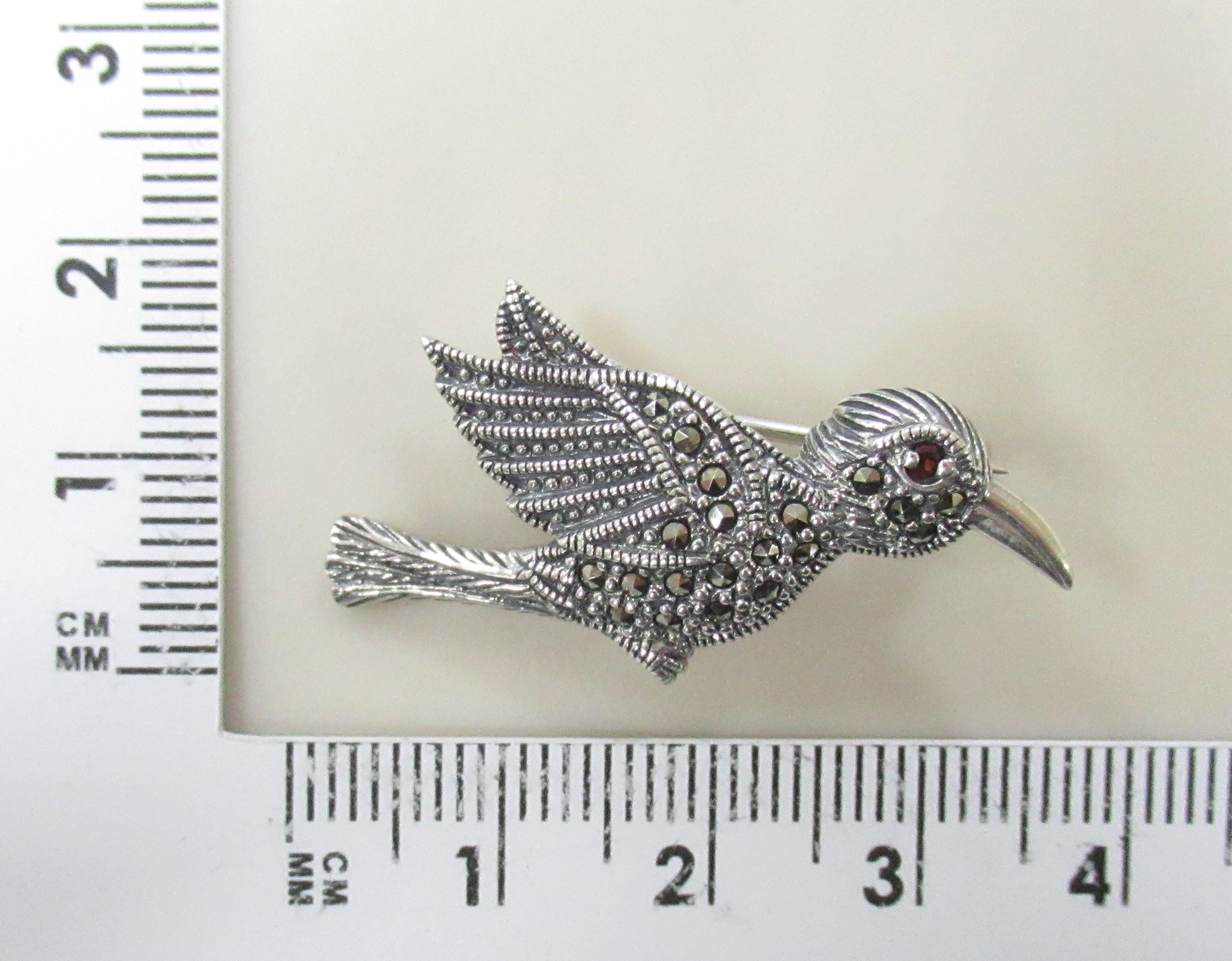 Серебряная брошь-подвеска с гранатом "Птица"